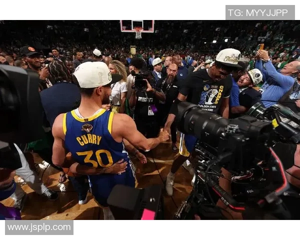 库里带伤绝杀勇士惊呼：他是我们的MVP